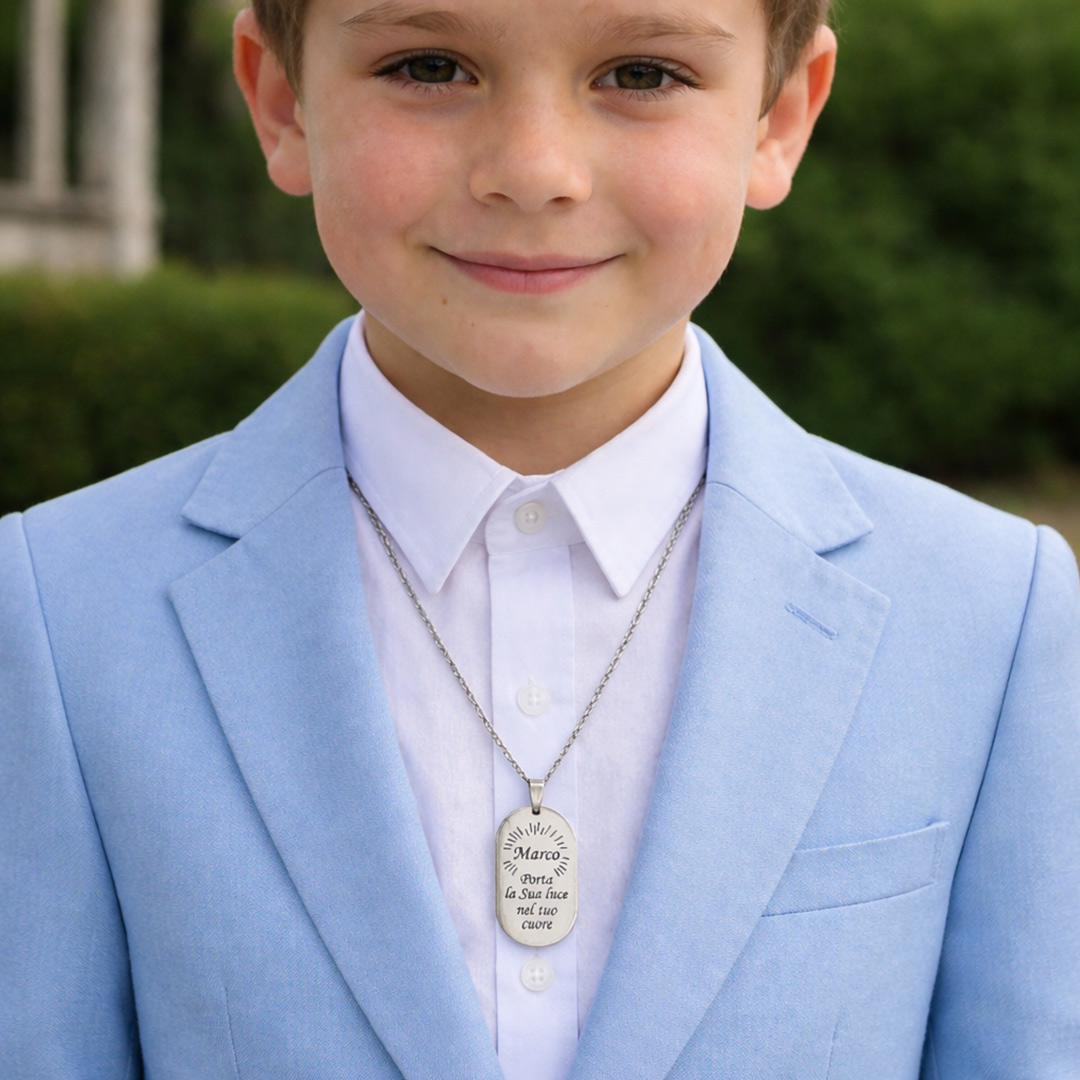 Collana Prima Comunione Maschio con Incisione Personalizzata Indossata