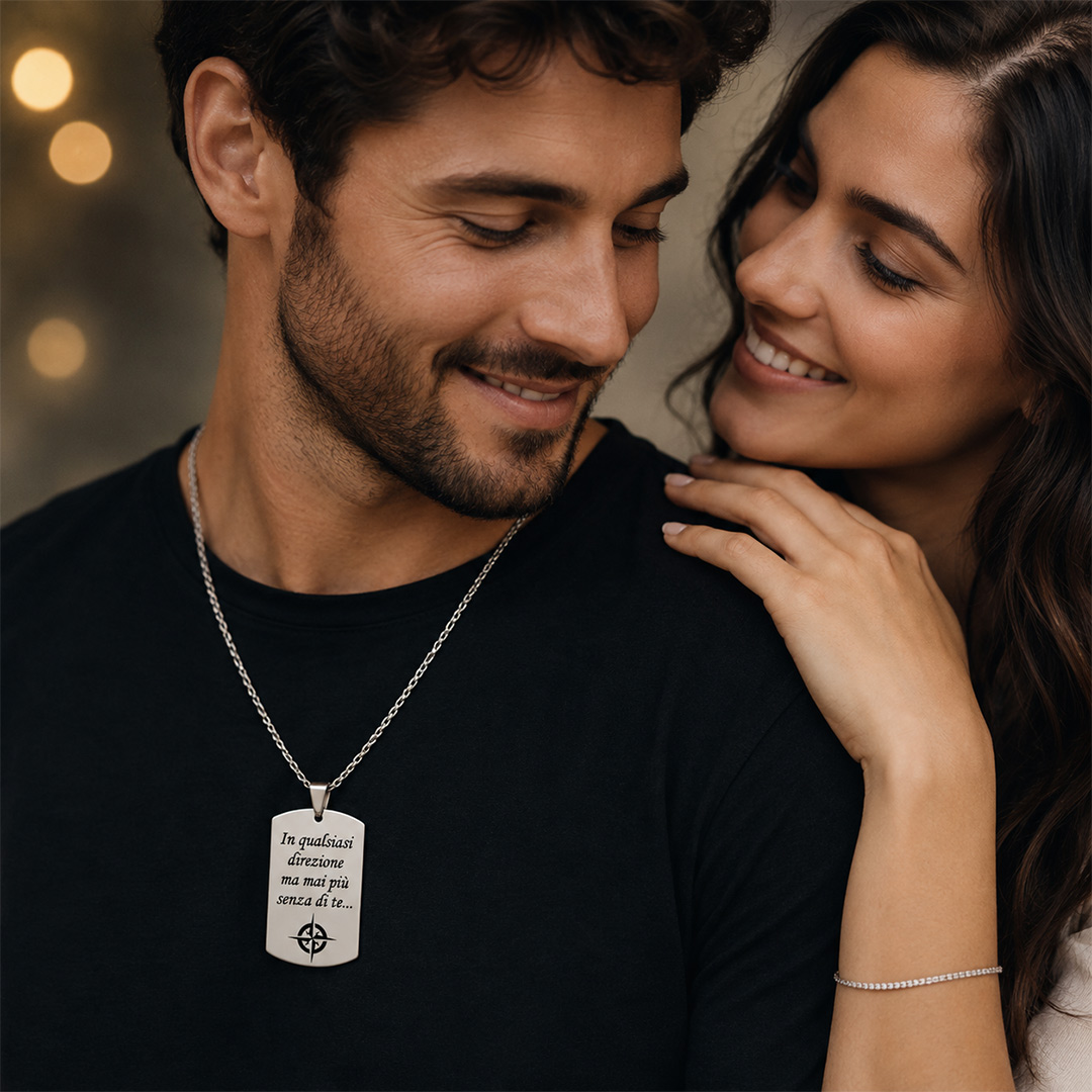 Collana Piastrina Uomo in Acciaio Personalizzata con QR Code Indossata