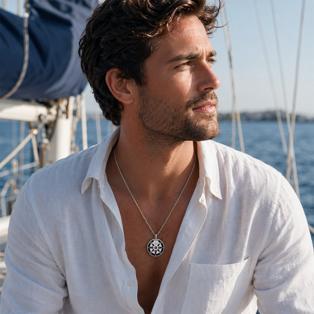 Collana Rosa Dei Venti per Uomo Personalizzata Indossata