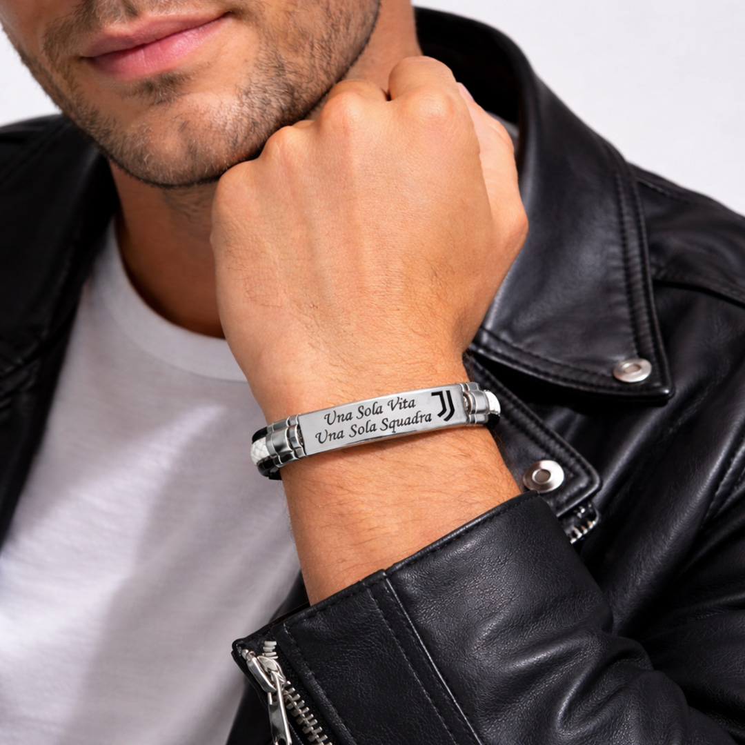 Bracciale Tifoso Bianco Nero con Incisione Personalizzata Indossato