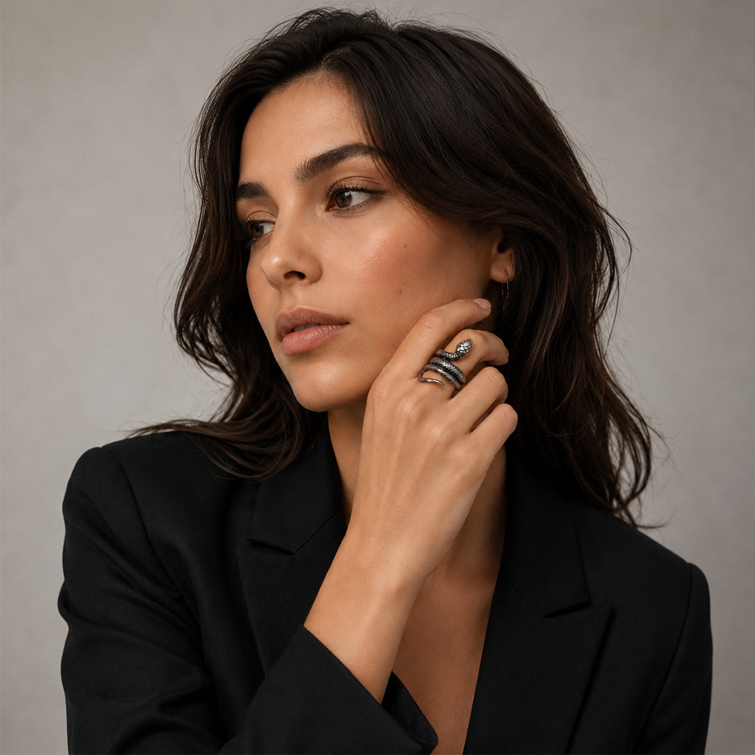 Anello Serpente Personalizzato con Incisione Indossato Donna Anello Serpente Personalizzato con Incisione Indossato Donna