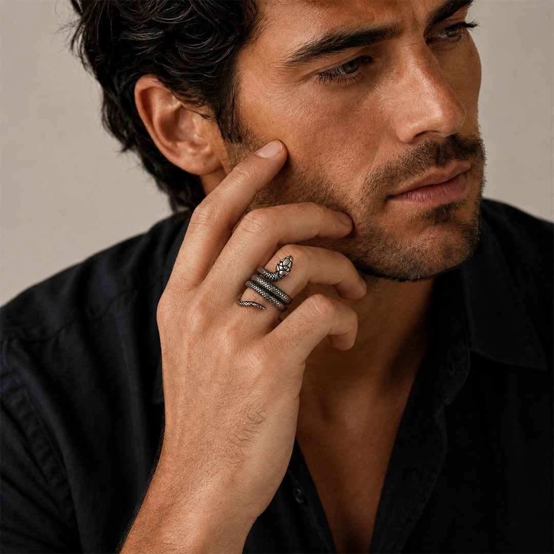 Anello Serpente Personalizzato con Incisione Indossato Uomo