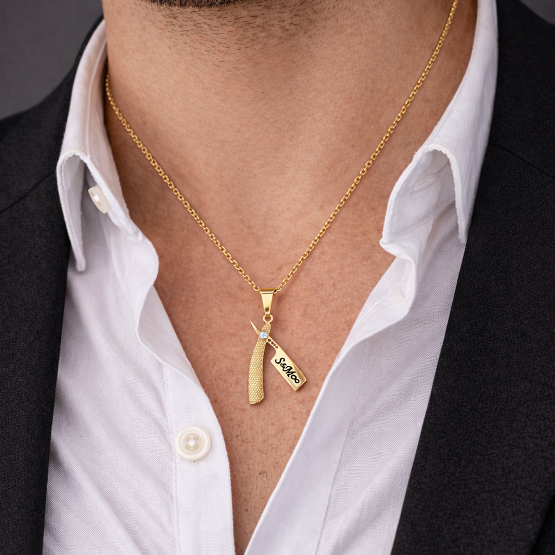 Collana Rasoio Barbiere in Acciaio con 1 Incisione Personalizzata Indossata