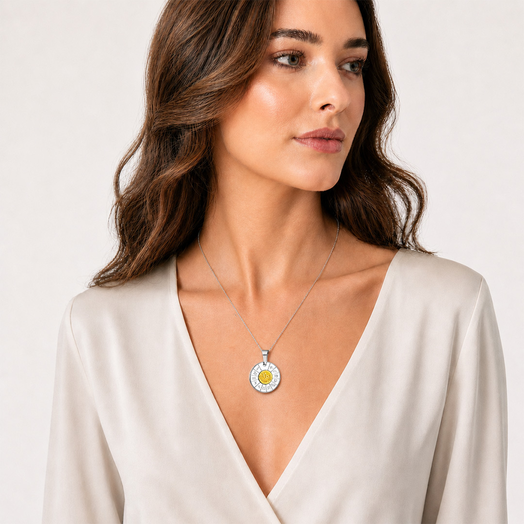 Collana Segno Zodiacale con Incisione Personalizzata Indossata Donna