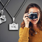 Collana con macchina fotografica incisione personalizzata 1 retro