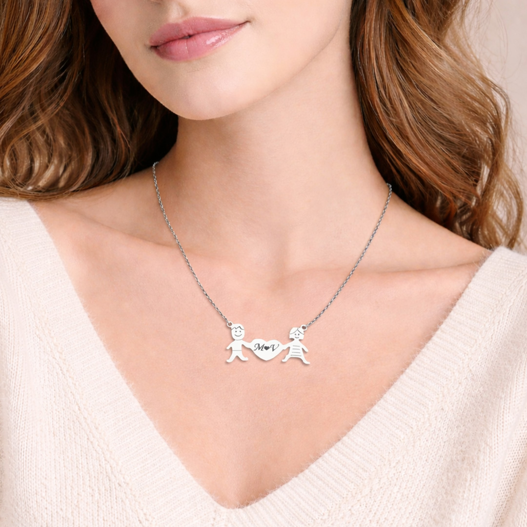 Collana Donna Famiglia con Incisione Personalizzata Indossata