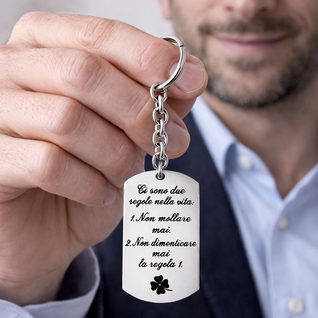 Portachiavi Piastrina con Dedica Personalizzata Indossato