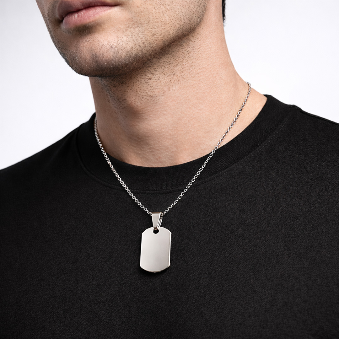 Collana Piastrina Acciaio Media Smussata Personalizzata Indossata