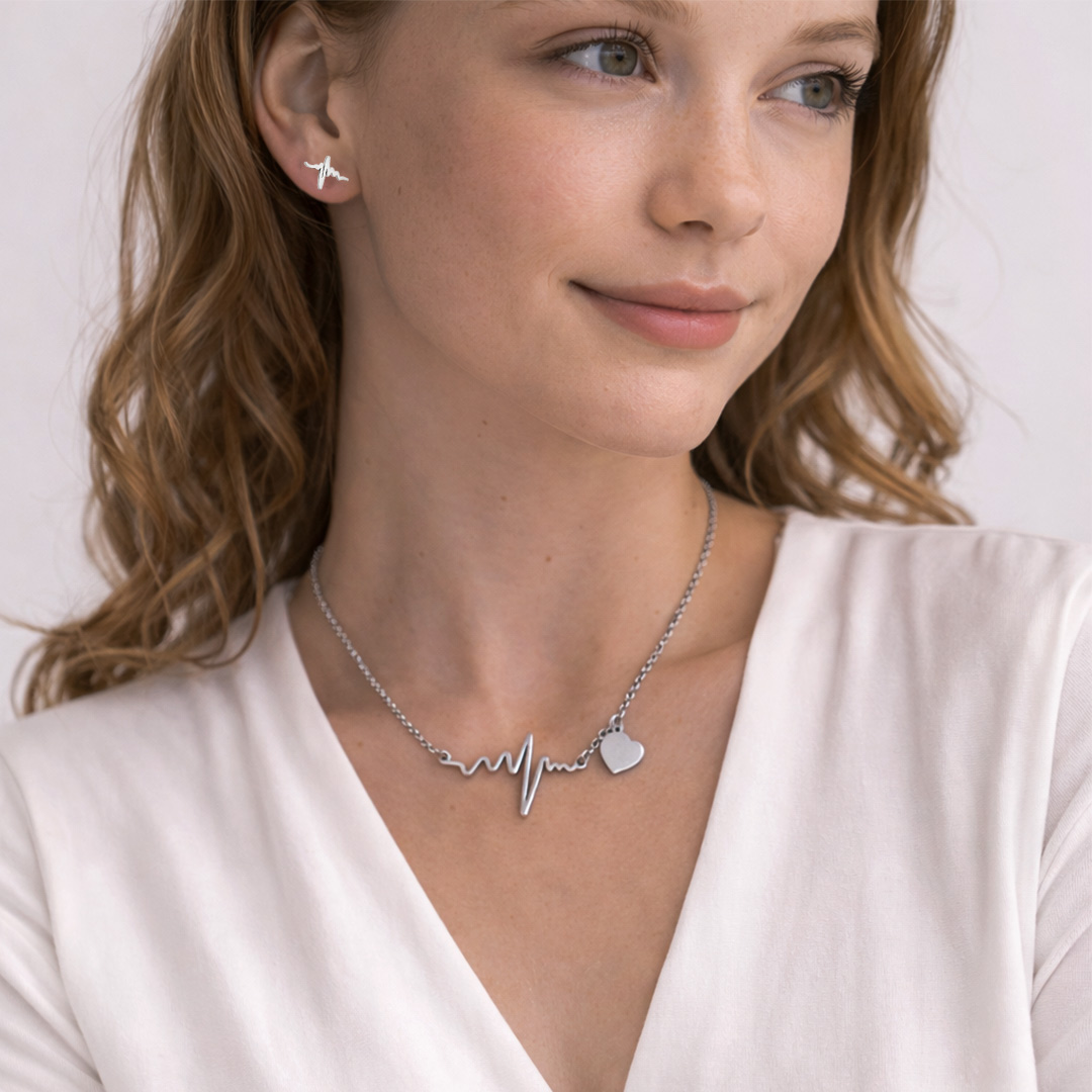Collana con Battito Cardiaco e Orecchini Personalizzata Indossata