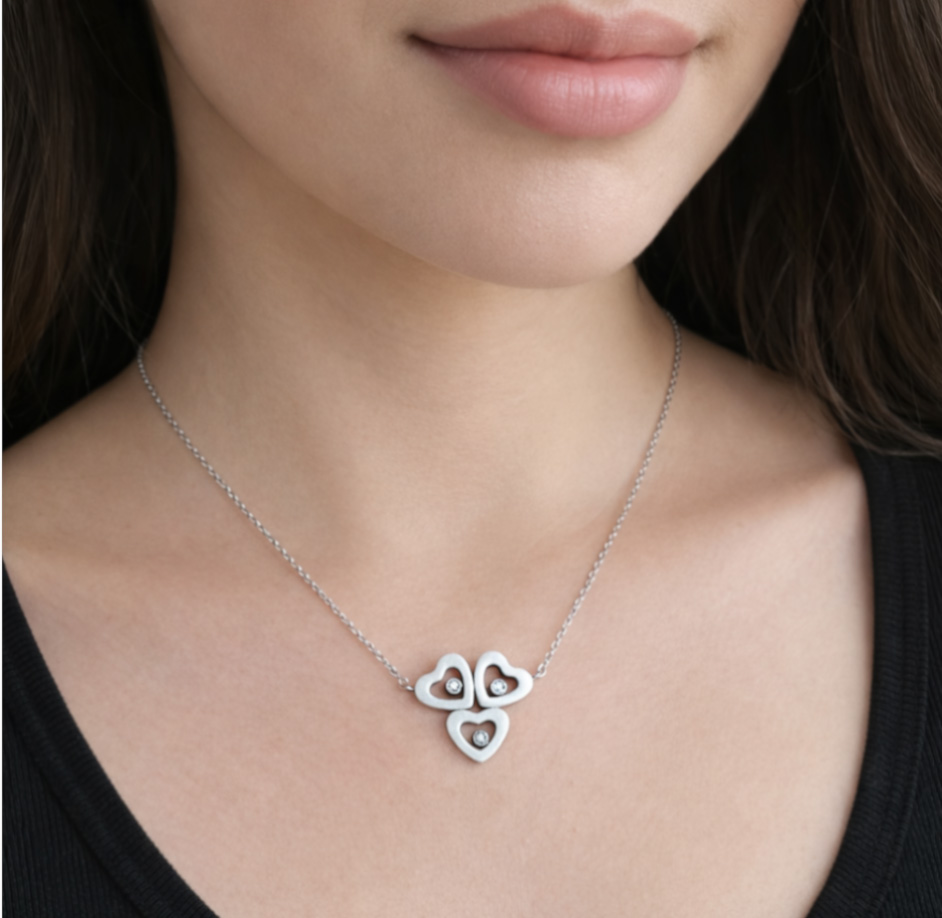 Collana Girocollo Con Tre Cuori e 3 Punti Luce Per Donna Argentata Collana Girocollo Con Tre Cuori e 3 Punti Luce Per Donna Argentata