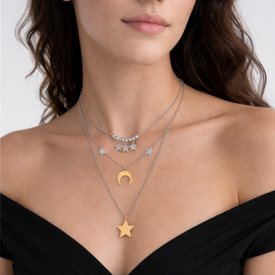 Collana Luna e Stelle Bicolore con Incisione Personalizzata Indossata