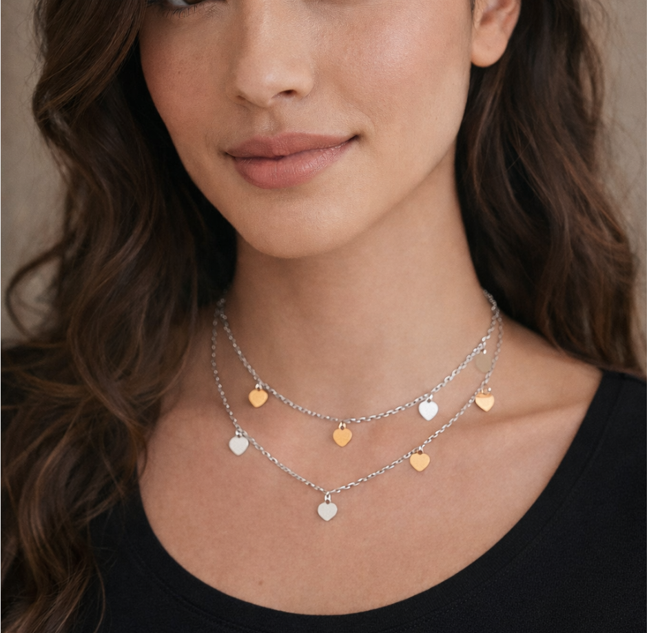 Collana a Due Fili con Cuoricini Bicolor Incisione Personalizzata Indossata