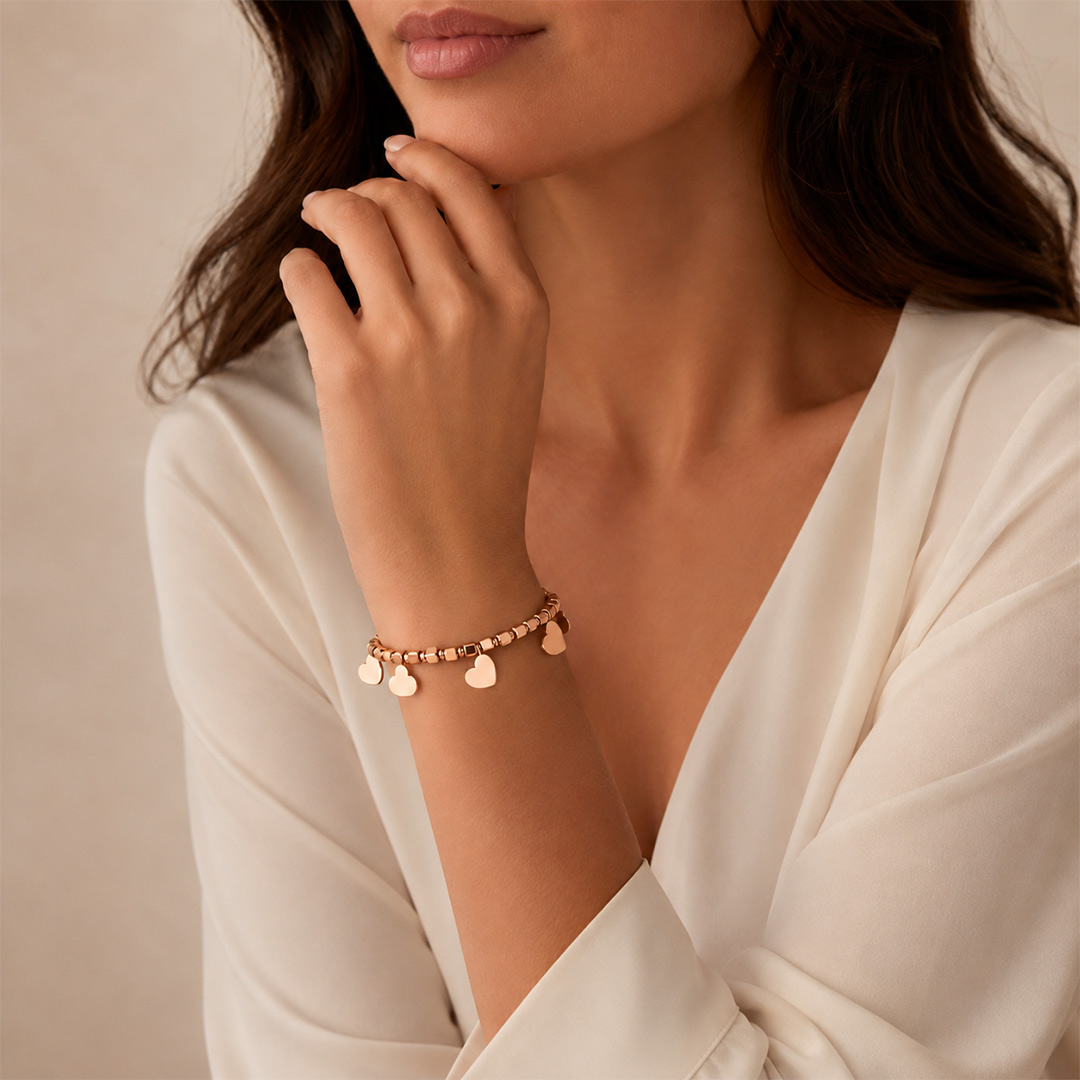 Bracciale con Cuoricini per Donna Personalizzati Rosato Indossato Bracciale con Cuoricini per Donna Personalizzati Rosato Indossato