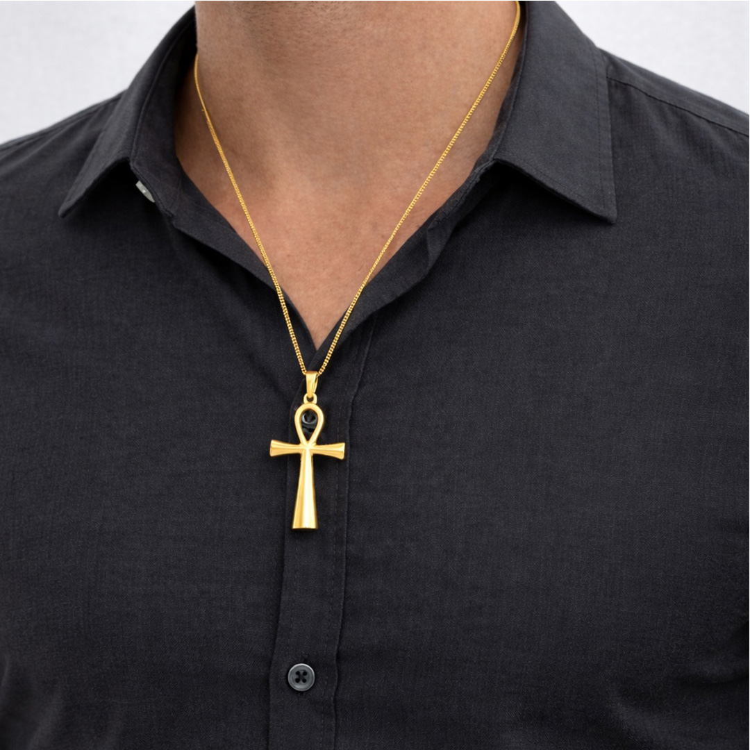 Collana Uomo Croce Egizia Dorata con Incisione Personalizzata Indossata