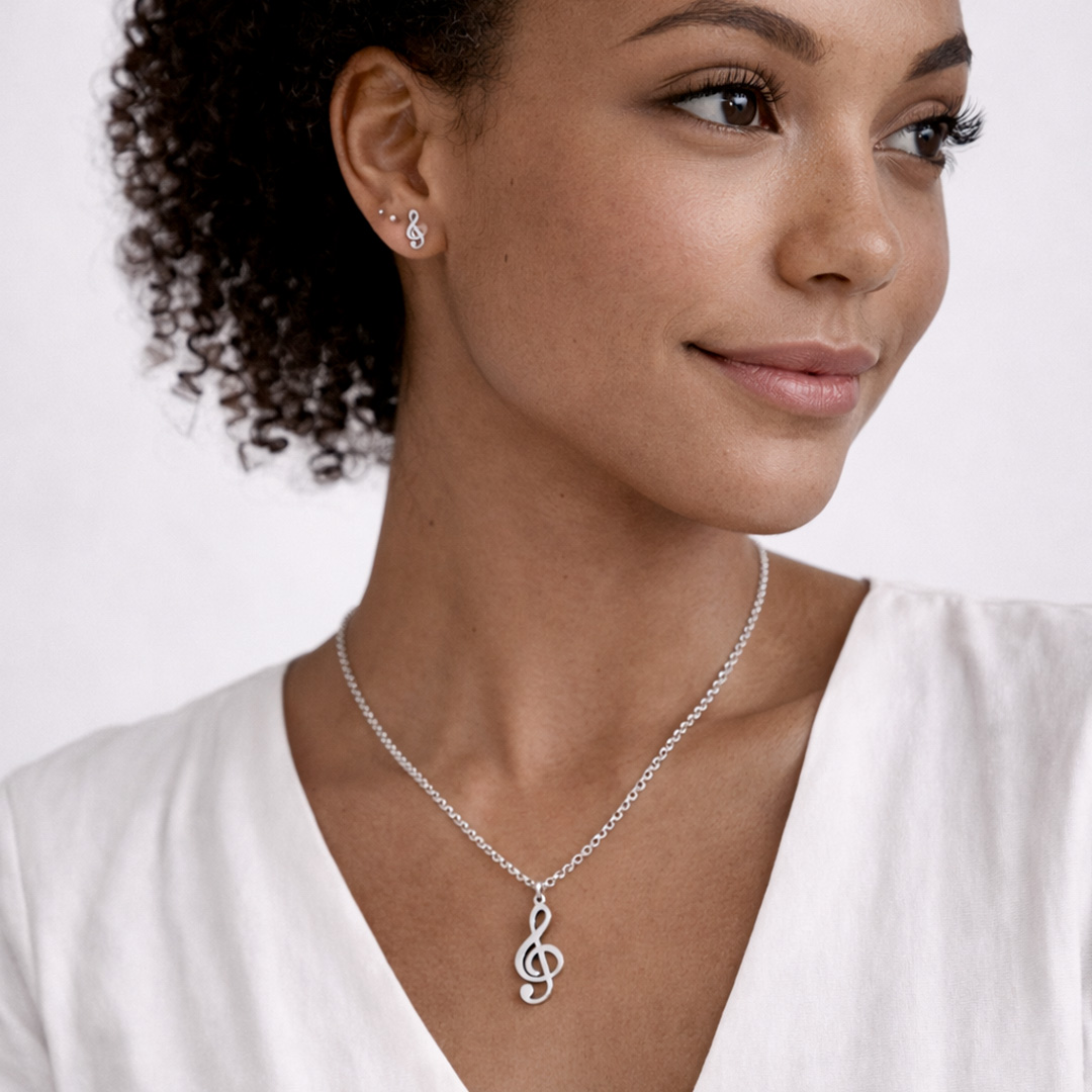 Collana e Orecchini Abbinati con Chiave di Violino Indossati